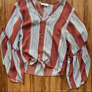 Like new, Tie front stop with bell sleeves!